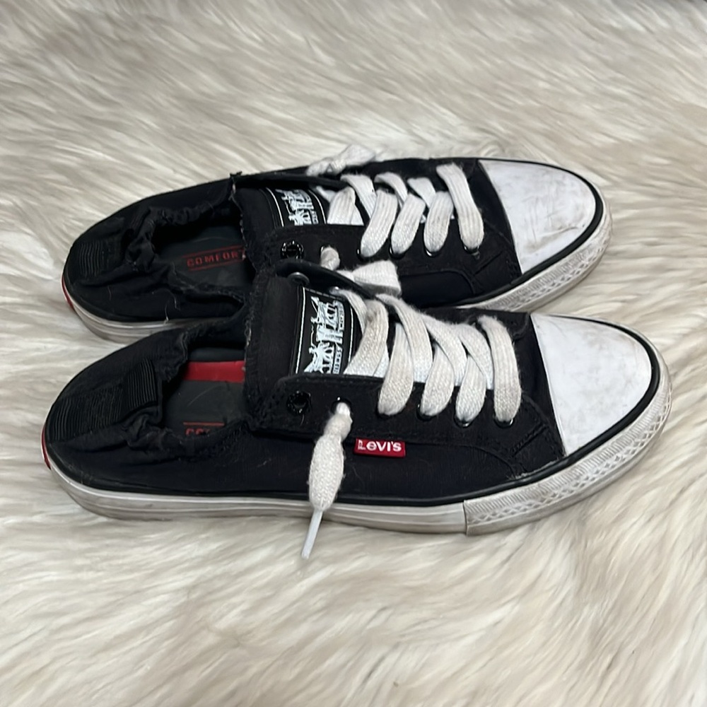Girls Levi’s Shoes size 6.5 Black